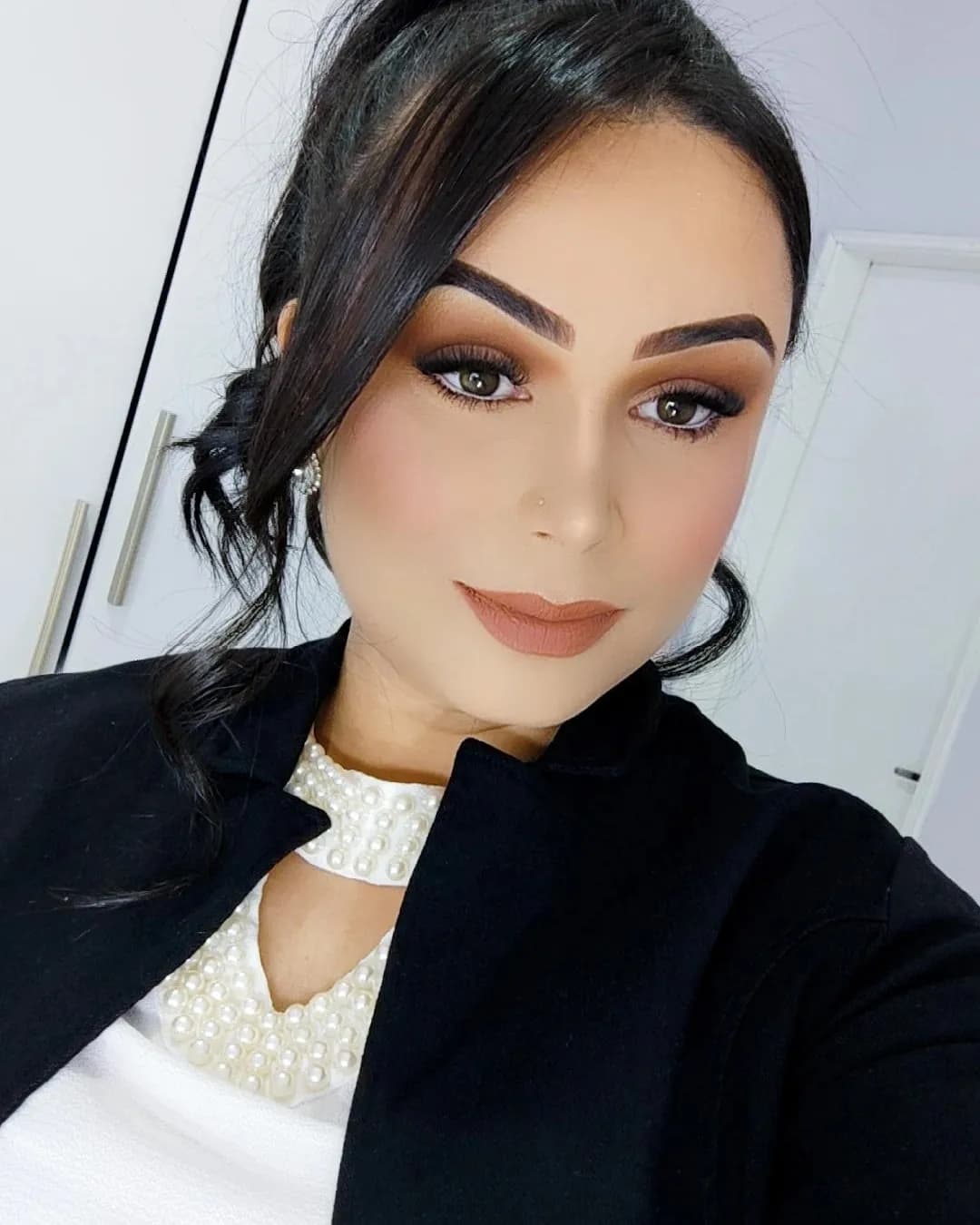 Taila Arantes com maquiagem elegante