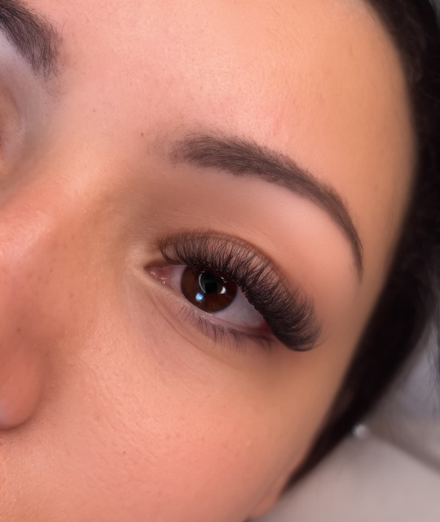 Trabalho de cílios realizado por Taila Arantes